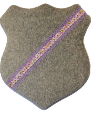 Märkessköld - Grå med lila spetsband